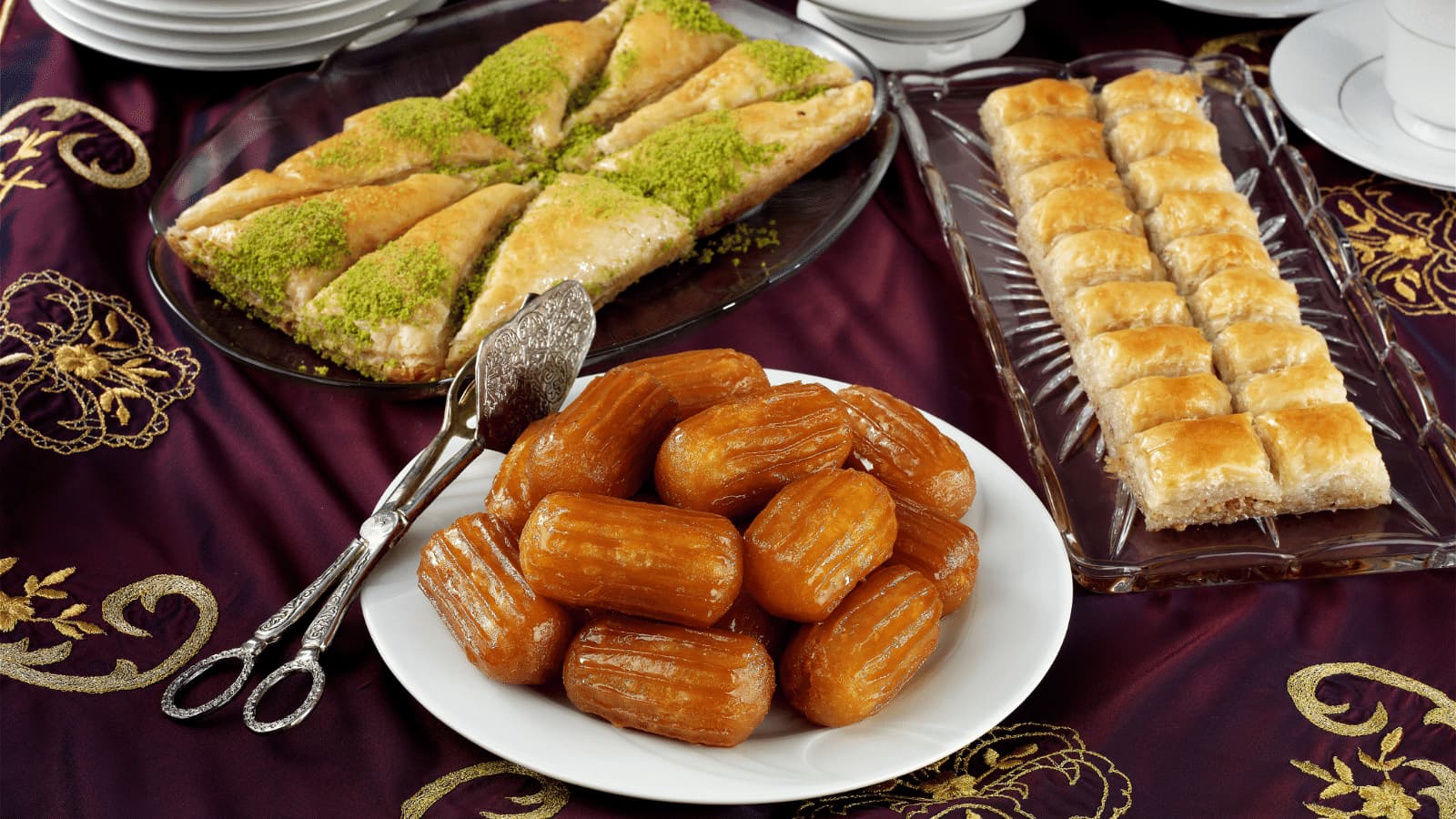 İslami otelde geleneksel Türk tatlıları.