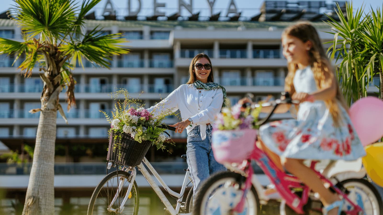 Alanya Adenya Hotel'de bisiklet süren kadın.