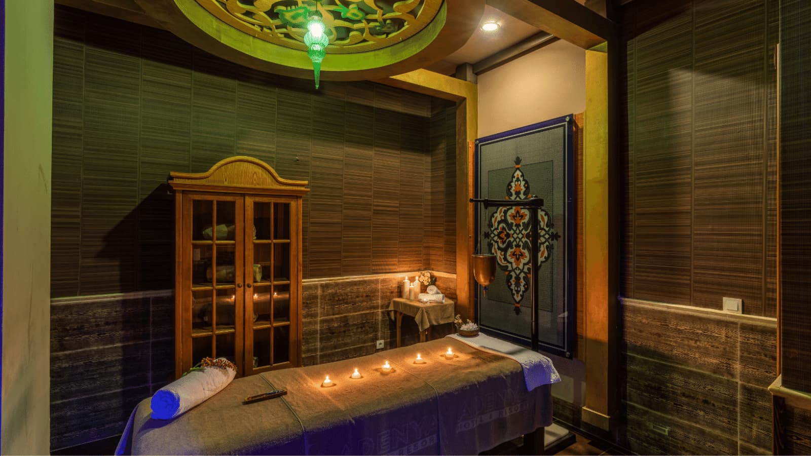 Adenya Hotels'de özel dizayn edilmiş masaj odası.