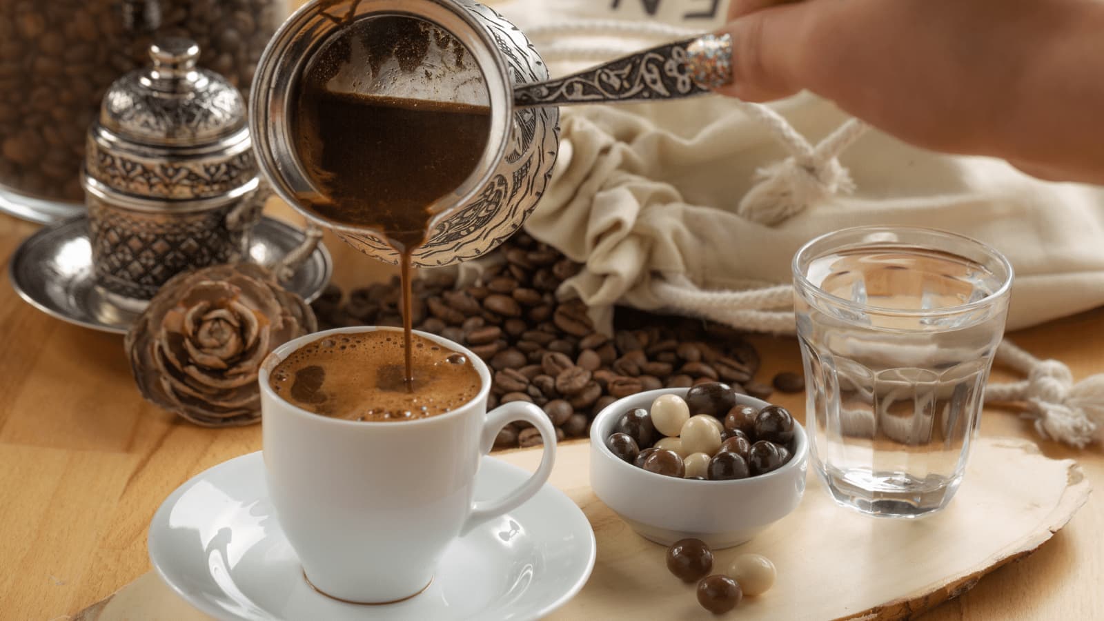 Adenya Hotels'de hazırlanan şık sunumlu bol köpüklü Türk kahvesi.