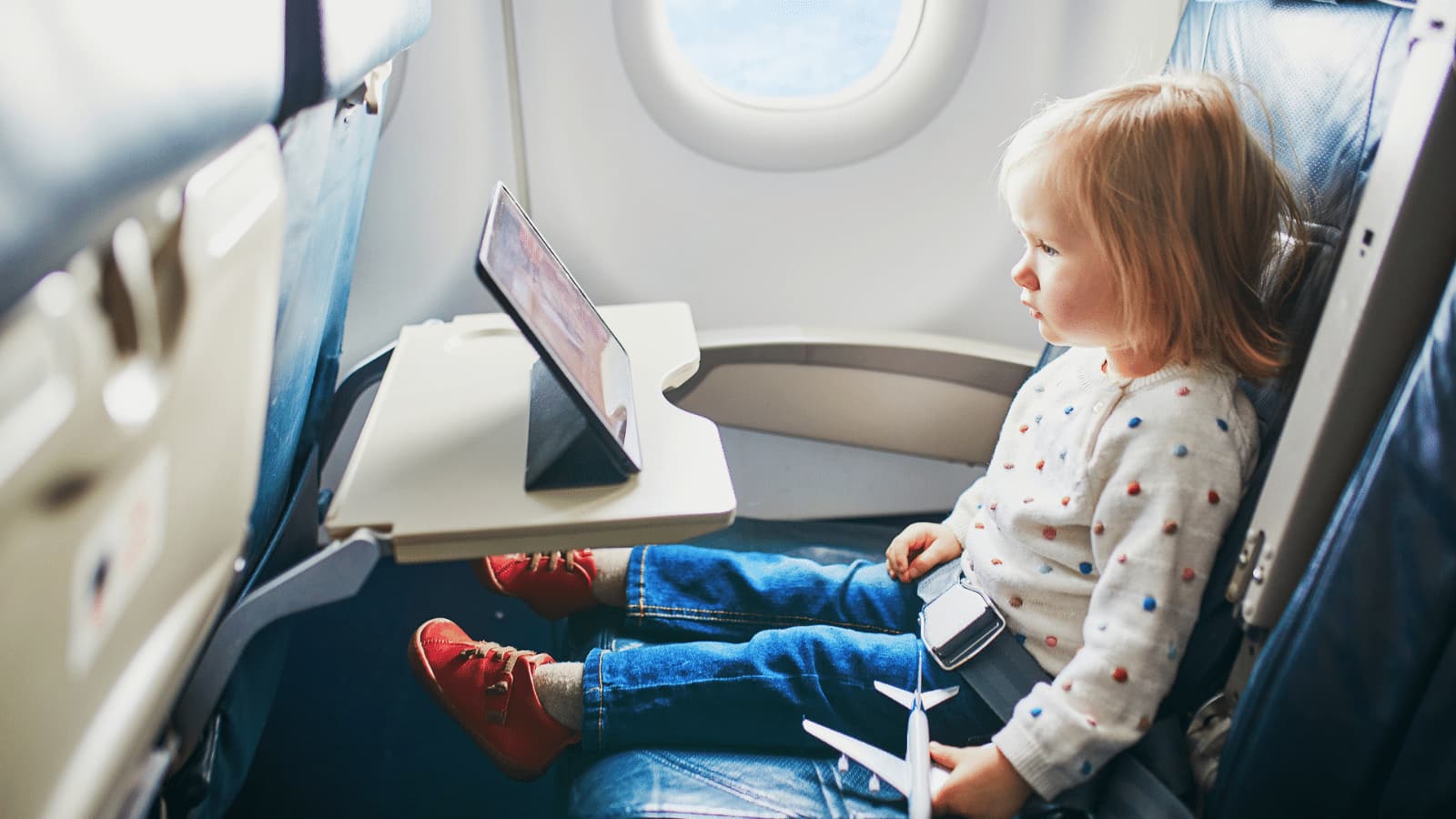Uçak yolculuğu yapan bebek