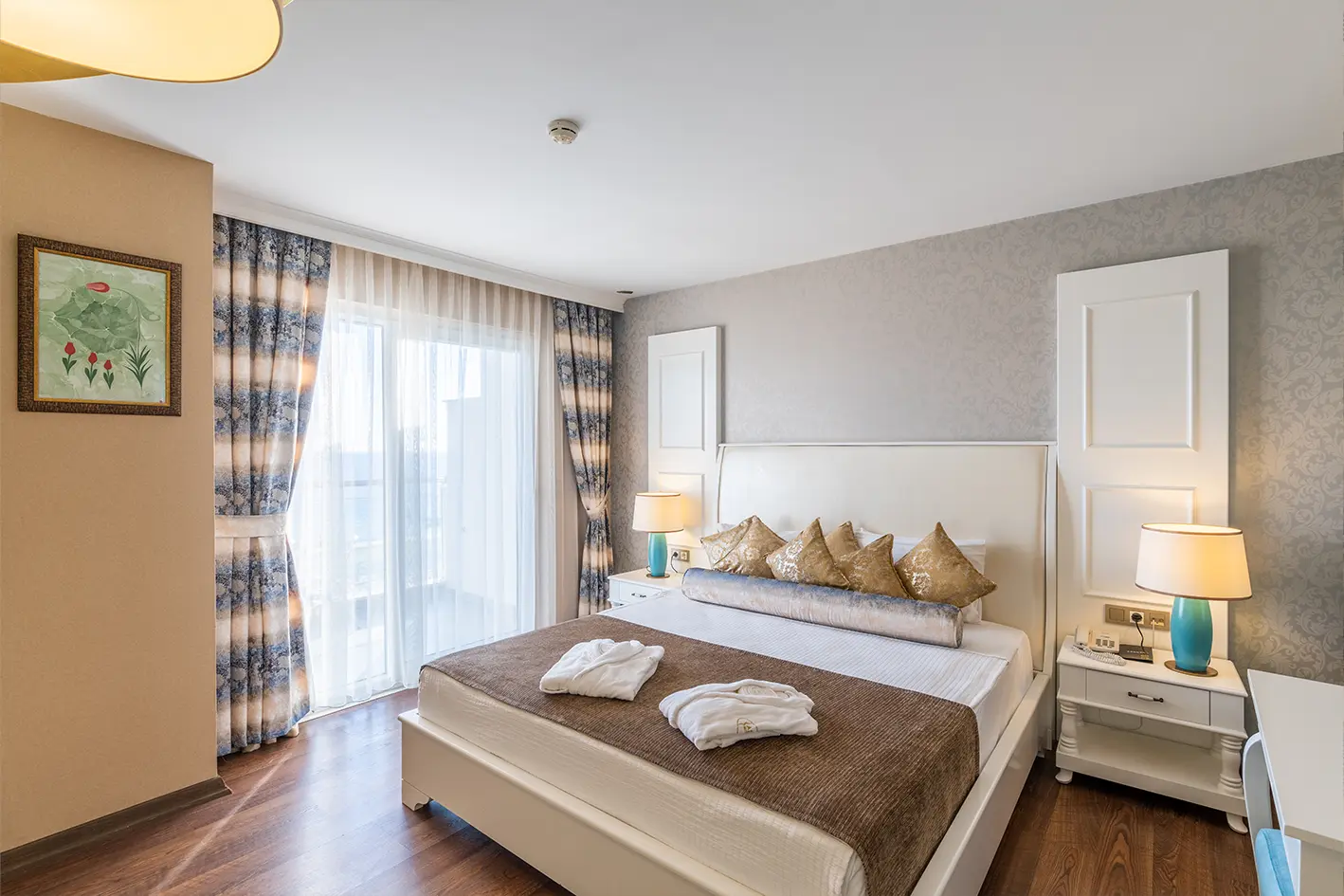 Adenya Hotel'in sizler için tasarlanmış odalarında Akdeniz manzarası eşliğinde konaklama.