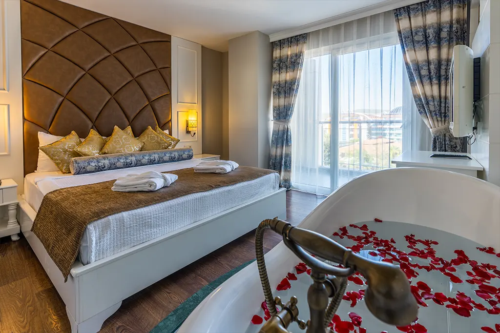 Adenya Hotel'in sizler için tasarlanmış odalarında Akdeniz manzarası eşliğinde konaklama.
