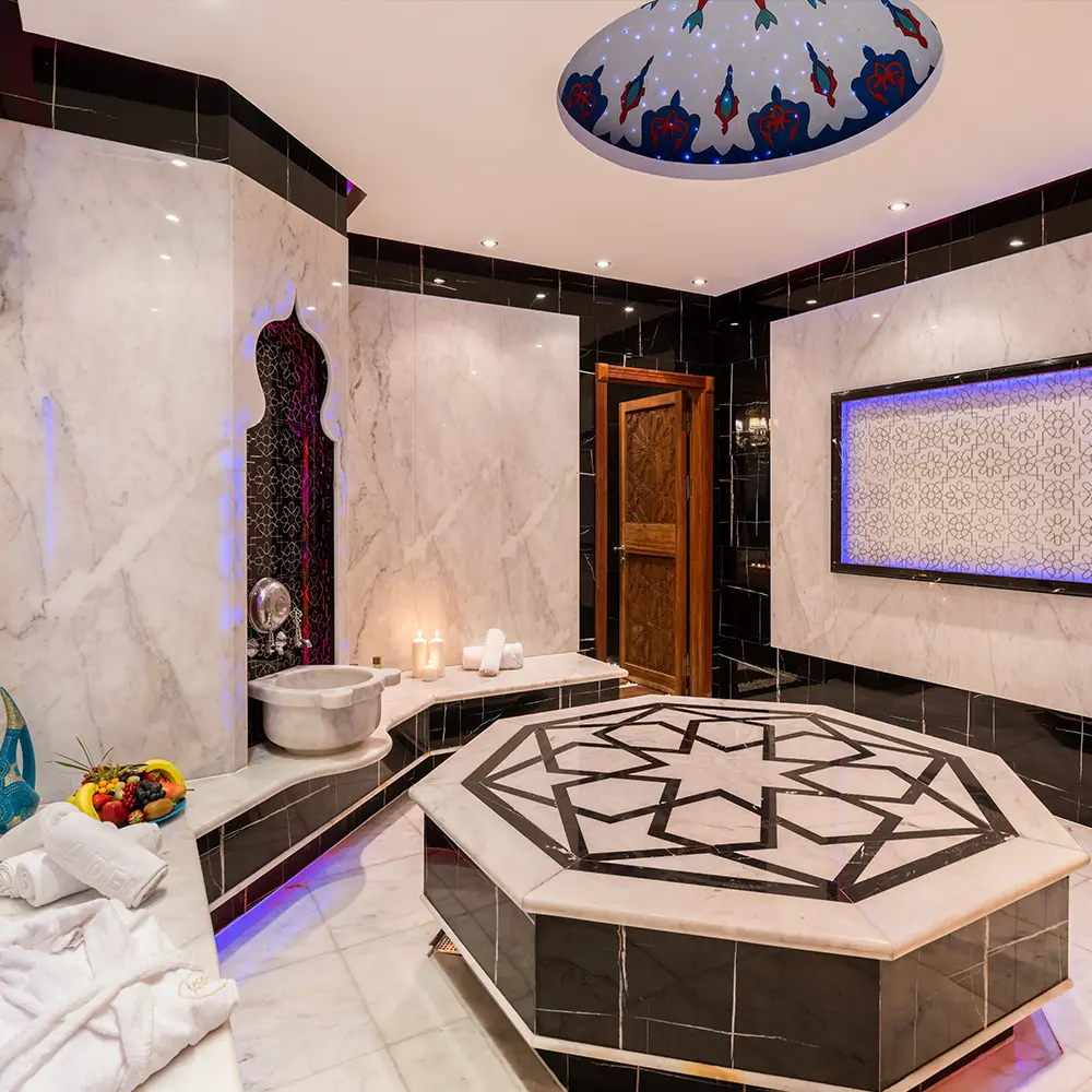 Muhafazakar konseptli Adenya Hotel'de özel hazırlanan Türk hamamı ve hamam mermeri.